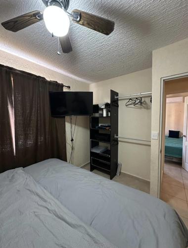a bedroom with a bed and a ceiling fan at Departamento en Zona Diamante Acapulco in Acapulco