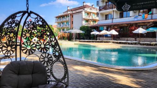 un columpio frente a una piscina en Studio Comfort Blue, en Primorsko
