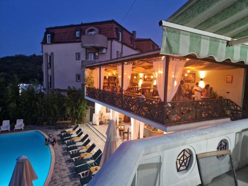 Bazén v ubytování Garni Hotel Panorama Lux nebo v jeho okolí