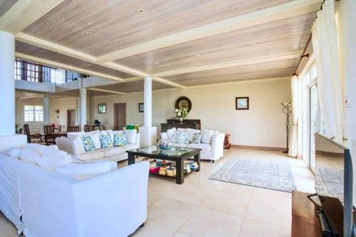 Khu vực ghế ngồi tại ZenBreak Landsdown House 5Bd