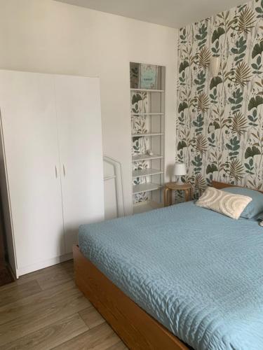 Studio 20 m2-Proche gare في لا روش سور يون: غرفة نوم بسرير وجدار مربوط