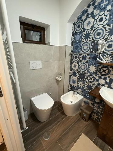 a bathroom with a toilet and a sink at Casa Vacanza IsaCla al Castello in Montemiletto