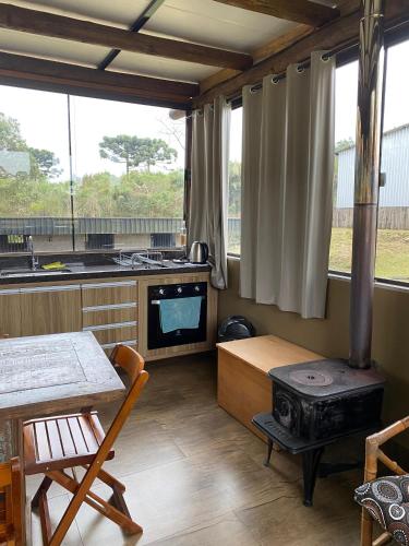 グラマドにあるCabanas Arena SGのキッチン(コンロ、テーブル付)が備わります。