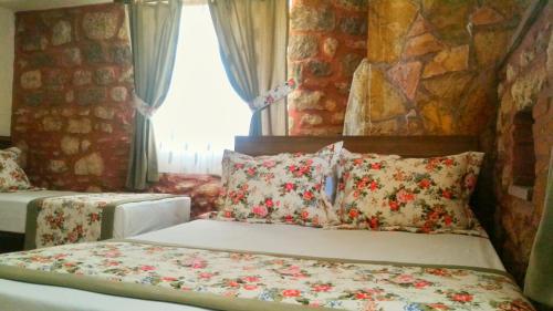 Katil atau katil-katil dalam bilik di Odunluk Tas Konak Hotel