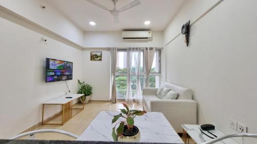 TV a/nebo společenská místnost v ubytování Riverside 1BHK Apartment at Lodha Belmondo Golf Resort, Pune