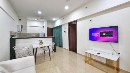 TV a/nebo společenská místnost v ubytování Riverside 1BHK Apartment at Lodha Belmondo Golf Resort, Pune