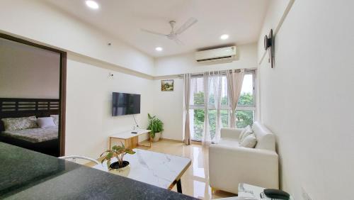 TV a/nebo společenská místnost v ubytování Riverside 1BHK Apartment at Lodha Belmondo Golf Resort, Pune
