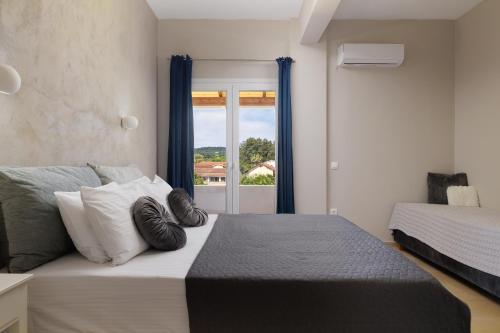 Ένα ή περισσότερα κρεβάτια σε δωμάτιο στο The Lake Apartments