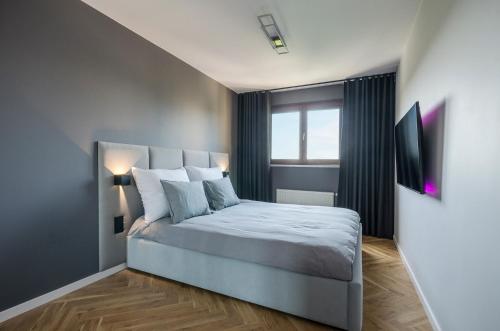 a bedroom with a bed and a window at Premium Apartament Boya 44 in Zgierz