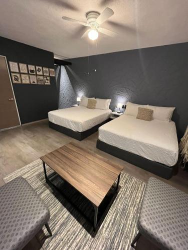 a bedroom with two beds and a table and a couch at Casa Aceves & Bueno Hotel Boutique in El Salto