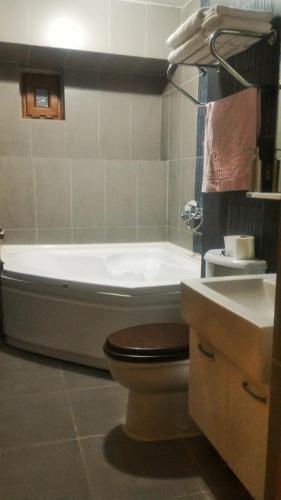 Bilik mandi di Odunluk Tas Konak Hotel