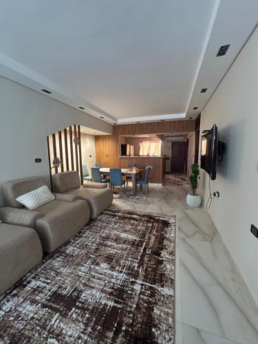 Ruang duduk di Luxury comfy chalet in Marina 2