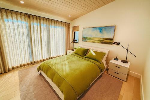 Voodi või voodid majutusasutuse Stoney Lake Cottage with Private Dock by Leavetown Vacations toas