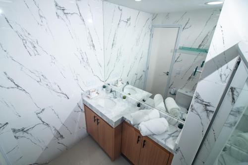 Ένα μπάνιο στο Tropical Executive Hotel Flat 205