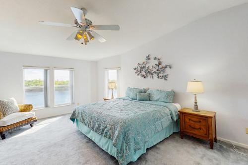 Un dormitorio con una cama y un ventilador de techo. en Snook Heaven, en Punta Gorda