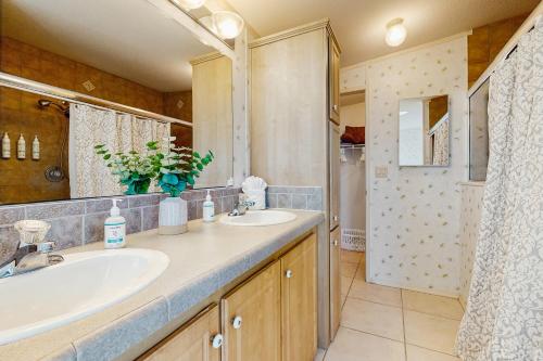 Un baño con lavabo, bañera y ducha. en Snook Heaven, en Punta Gorda