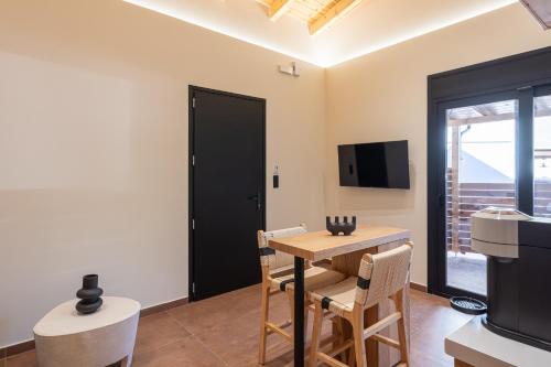 a kitchen and dining room with a table and chairs at Kanva Suites in Korinós