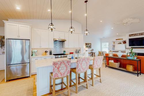 Una cocina o zona de cocina en Harbor's End, Unit A