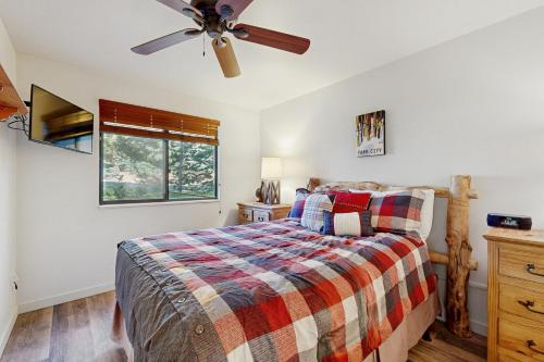 een slaapkamer met een bed en een plafondventilator bij Majestic Charm in Park City