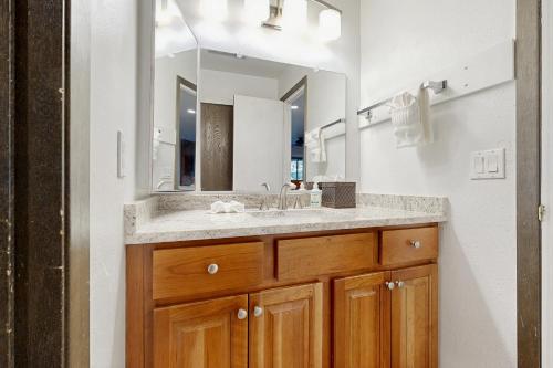 een badkamer met een wastafel en een grote spiegel bij Majestic Charm in Park City
