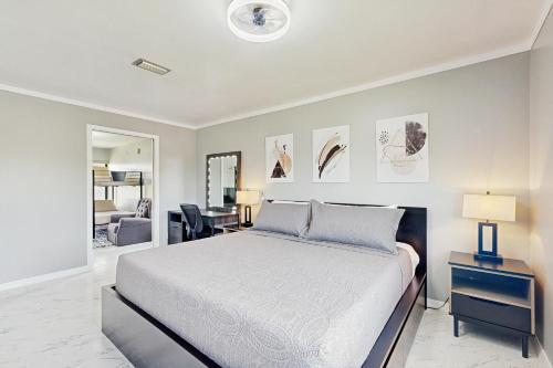 Un dormitorio con una cama y una sala de estar. en Dog friendly -waterfont home with a private dock, work station , W/D and WIFI, en Palm Coast