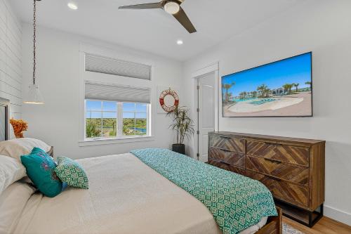 a bedroom with a bed and a ceiling fan at Sunset Shores Escape in Port Aransas