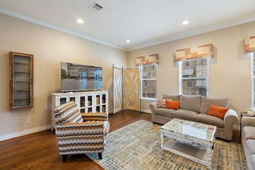 a living room with a couch and a tv at Bend in the River in Georgetown