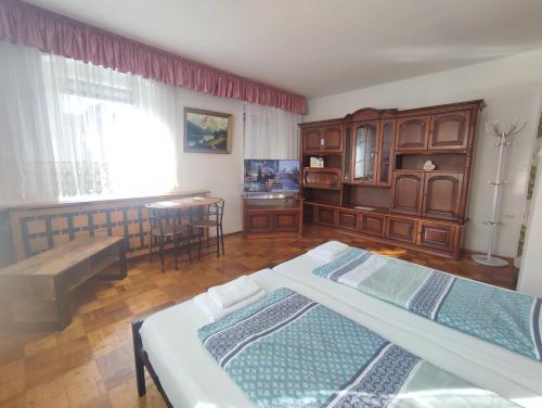 1 dormitorio con cama y banco. en Haus "Grimberg" FeWo 1-Stock, en Bad Elster