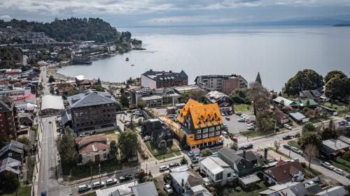 Vue aérienne d'une ville à côté d'une masse d'eau dans l'établissement Hotel Museo El Greco Puerto Varas, à Puerto Varas