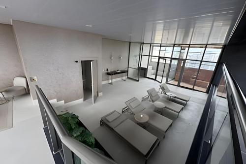 una sala de estar con un sofá y una mesa en Estúdio de Luxo Florança, en São Paulo