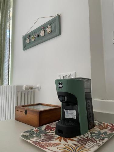 a green sewing machine sitting on top of a table at Casa CuOr in Senigallia