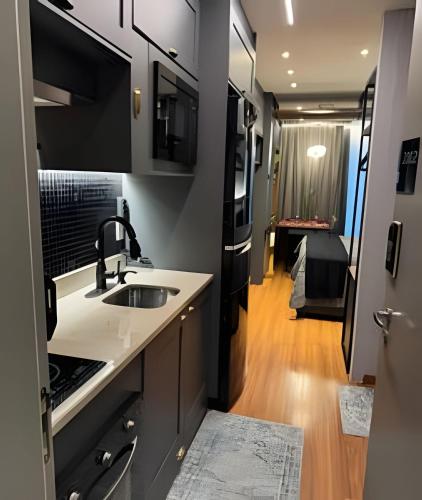 a small kitchen with a sink and a hallway at Estúdio de Luxo Essenza in São Paulo