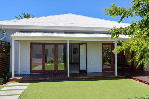 GqeberhaにあるPeaceful Home In Richmond Hillの玄関と緑の芝生のある家