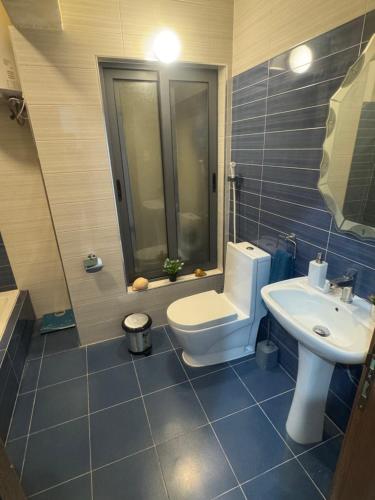 un bagno con un water e un lavandino di Room Cozy in San Julian 2 a San Giuliano