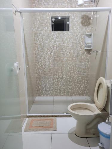 Ένα μπάνιο στο Apartamento com suíte, localizado na Avenida Silvio Silva, n 33, bairro Hernani Sa, Ilhéus - Ba, sem garagem