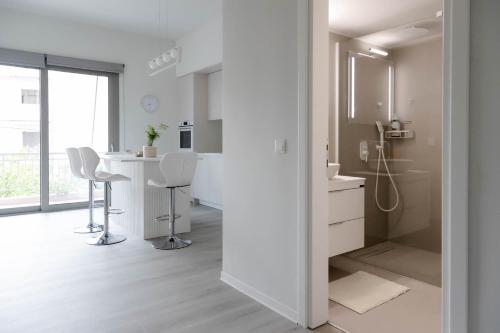 カラマタにあるA Homes Greece Kalamata - Urban Apartment 3 with Balcony and Garden Viewの白いバスルーム(シンク、カウンター付)