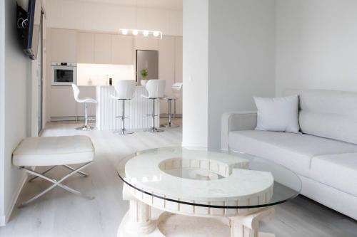 カラマタにあるA Homes Greece Kalamata - Urban Apartment 3 with Balcony and Garden Viewの白いソファとテーブルのあるリビングルーム