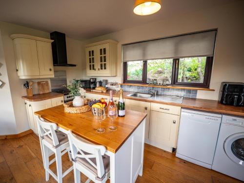 Η κουζίνα ή μικρή κουζίνα στο 2 Bed in Llandrindod Wells 88203
