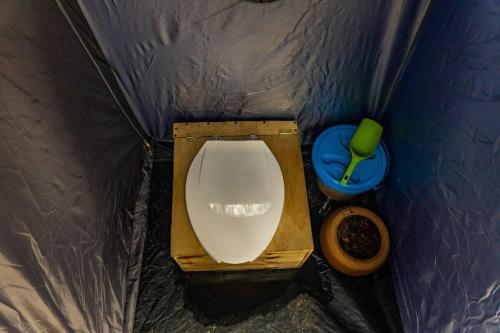 Omitlán de JuárezにあるGlamping Ensueño en Omitlán Naturaleza y Confortの洞窟の中にあるトイレ付きの小さなバスルーム