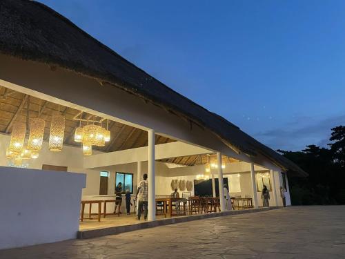 MkoaniにあるWaterfall Halal Retreat Pemba Island Zanzibarの茅葺き屋根のレストランのある建物
