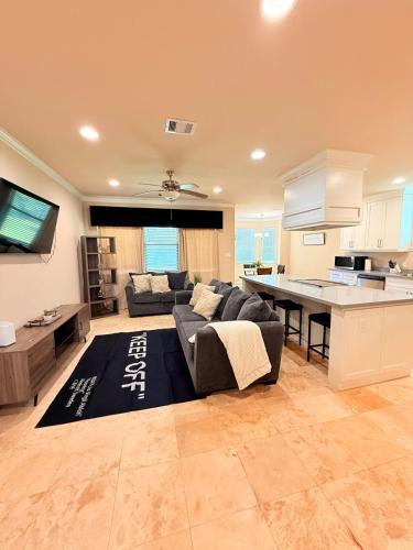 Dapur atau dapur kecil di Modern 3BR Near NRG, Zoo, Downtown & Med Ctr