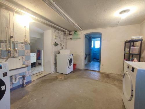a laundry room with a washer and dryer in it at FerienHaus "Grimberg" & großes Grundstück in Schwarzenbrunn