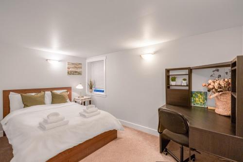 Ένα ή περισσότερα κρεβάτια σε δωμάτιο στο Prestigious 2 Bedrooms 2 Baths in West Point Grey