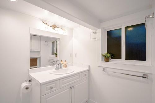 Ένα μπάνιο στο Prestigious 2 Bedrooms 2 Baths in West Point Grey