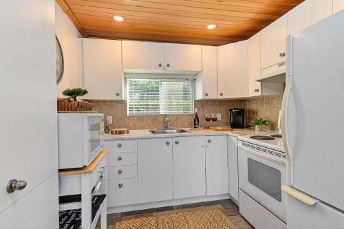 Dapur atau dapur kecil di Waterfront with Spa and Lake Access