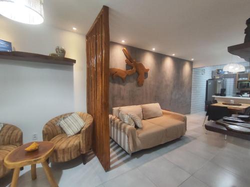 マラゴージにあるFlat Beira-Mar Maragogiのソファと鏡のあるリビングルーム