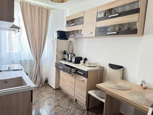 a small kitchen with a sink and a table at Apartament Benicarlo1 in Brad