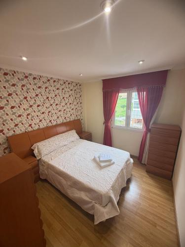a bedroom with a bed and a window at Apartmento en Xove in Jove