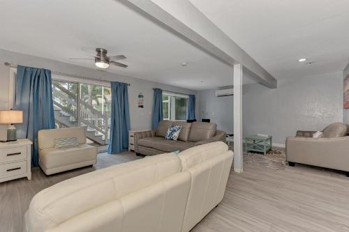 un salon avec un canapé blanc et des chaises dans l'établissement Surf's Up, à Siesta Key