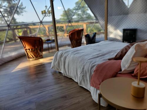 Ένα ή περισσότερα κρεβάτια σε δωμάτιο στο NEW Romantic CLIFF GLAMPING w Vista Views of WHITE RIVER, Minutes to fishing and hikes!